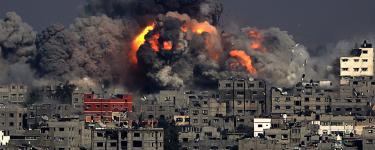 Smoke rises from the Tuffah neighbourhood after Israeli air strikes in the east of Gaza City, 29 July 2014. © EPA/MOHAMMED SABER