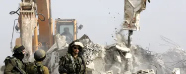 Israeli soldiers in front of bulldozers demolishing buildings. © EPA / Abed Al Hashlamoun