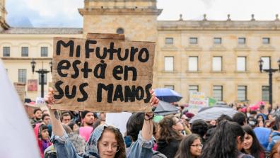 Protester at climate march holds up placard reading "Mi Futuro esta en sus manos" (My future is in your hands)